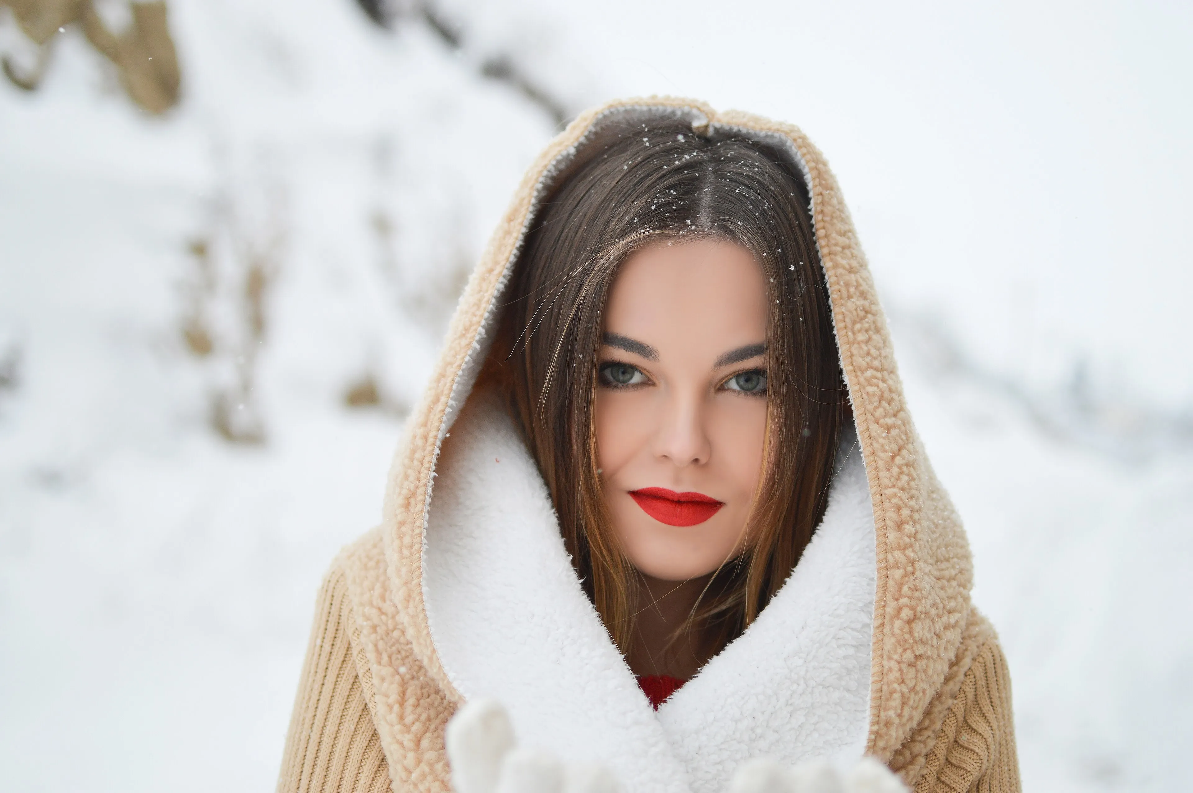 Editorial, retrato con capucha en la nieve
