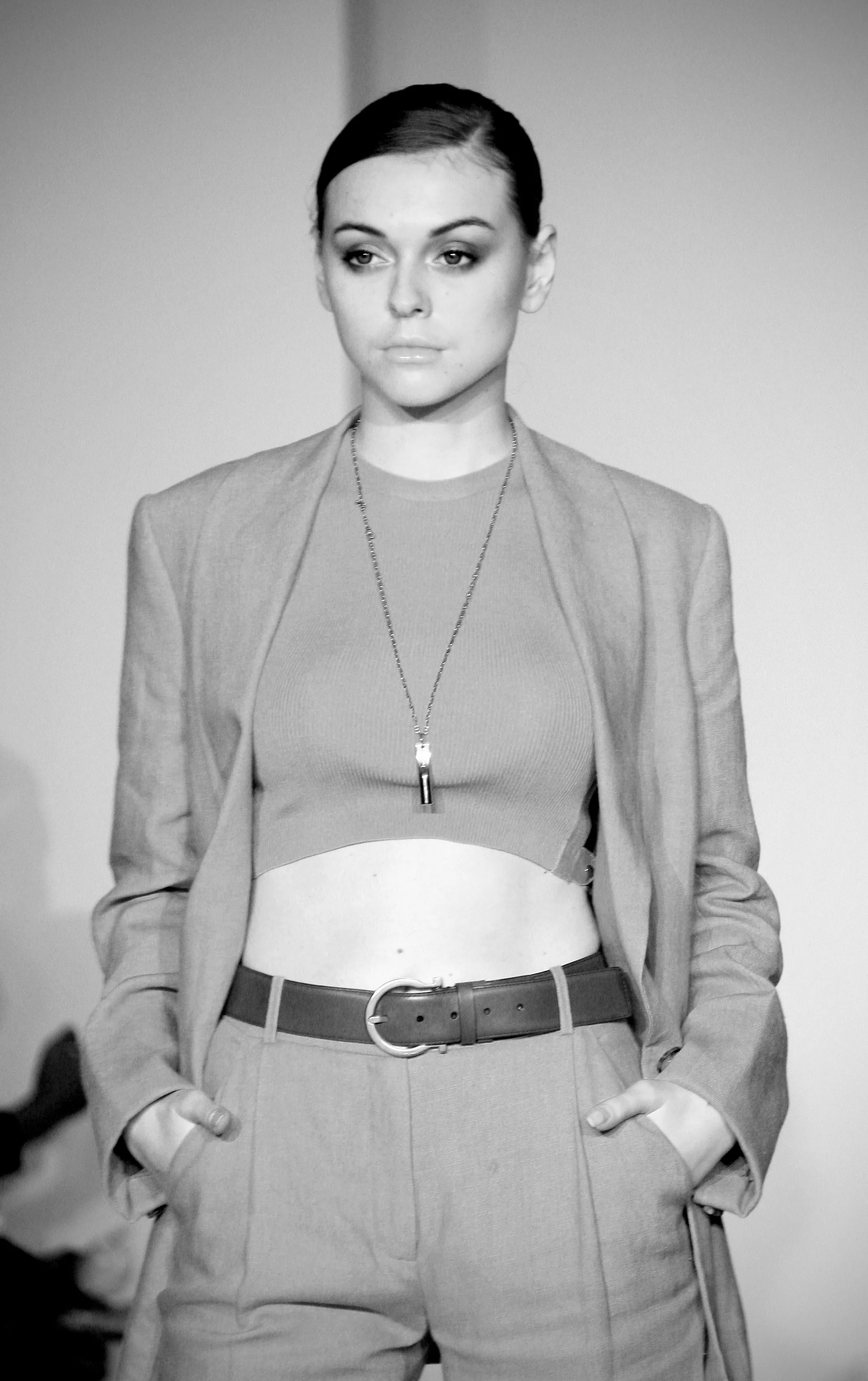 Editorial en blanco y negro, conjunto sastrero